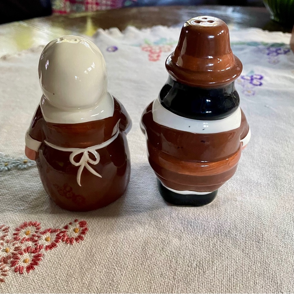 Vintage Publix The Pilgrim Pair Salt and Pepper Shakers. 2001. 4.75" Tall - Picture 6 of 9